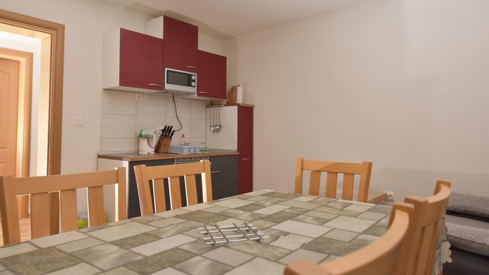 Kitchen or kitchenette, Dining area, stove
