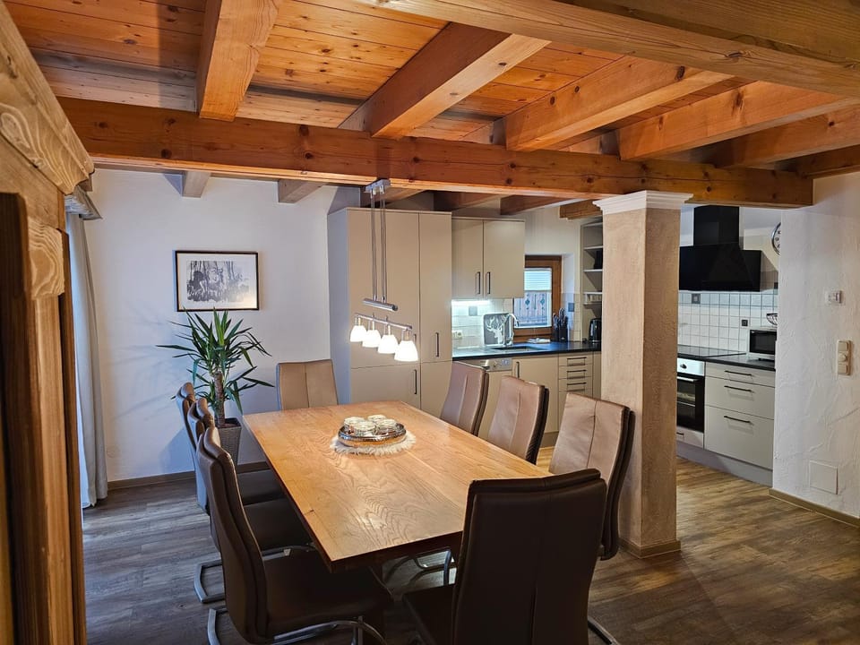Kitchen or kitchenette, Seating area, kitchen