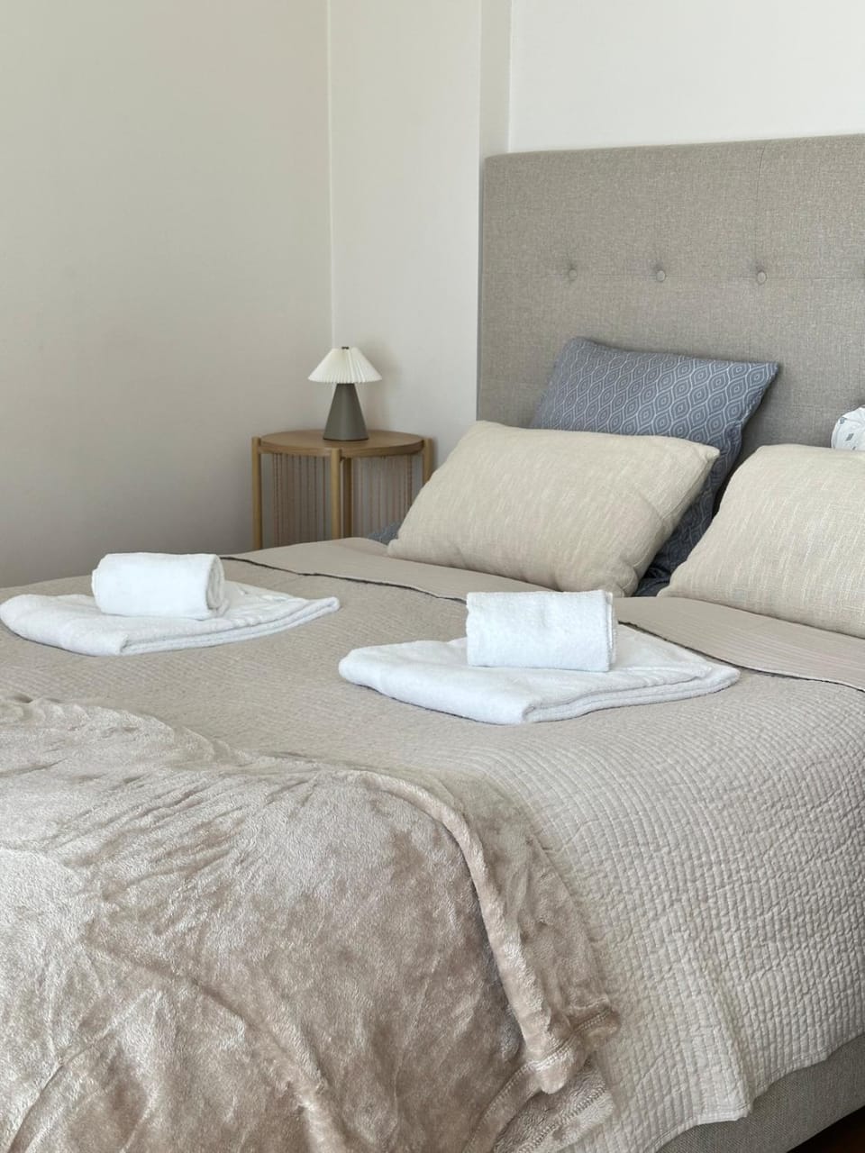 Bed, Bedroom, towels