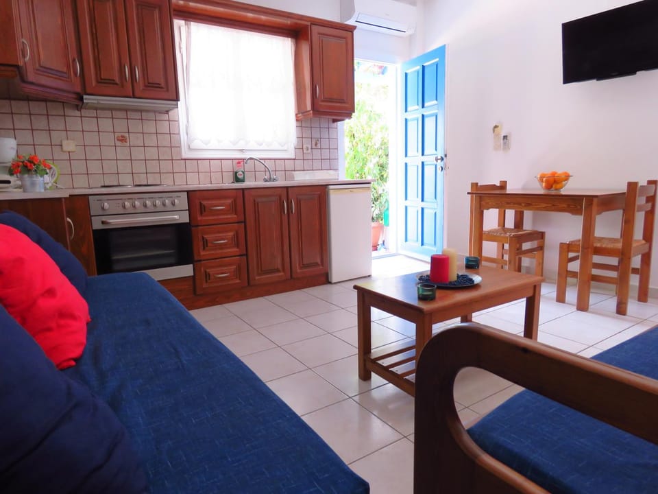 Kitchen or kitchenette, Living room, Seating area, Dining area, stove