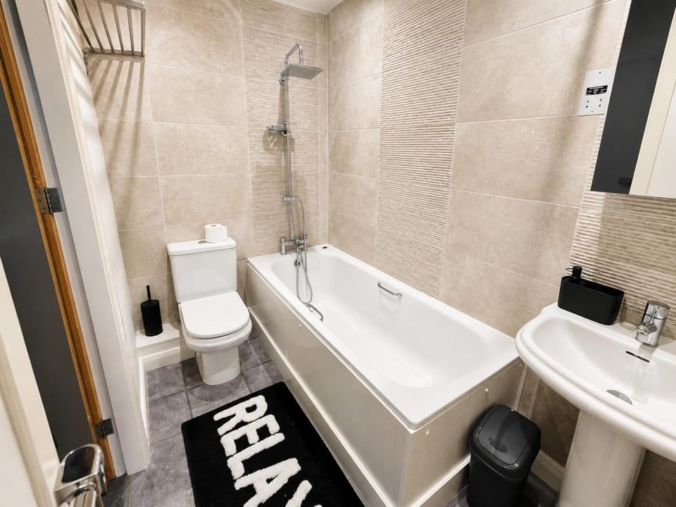 Manchester 4 Bedroom property sleeps 7 Near Etihad and co op live Apartment in Manchester