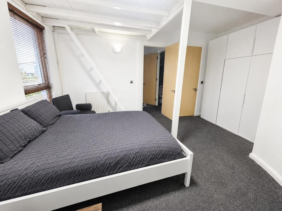 Manchester 4 Bedroom property sleeps 7 Near Etihad and co op live Apartment in Manchester
