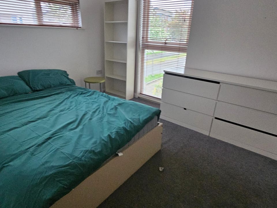 Manchester 4 Bedroom property sleeps 7 Near Etihad and co op live Apartment in Manchester