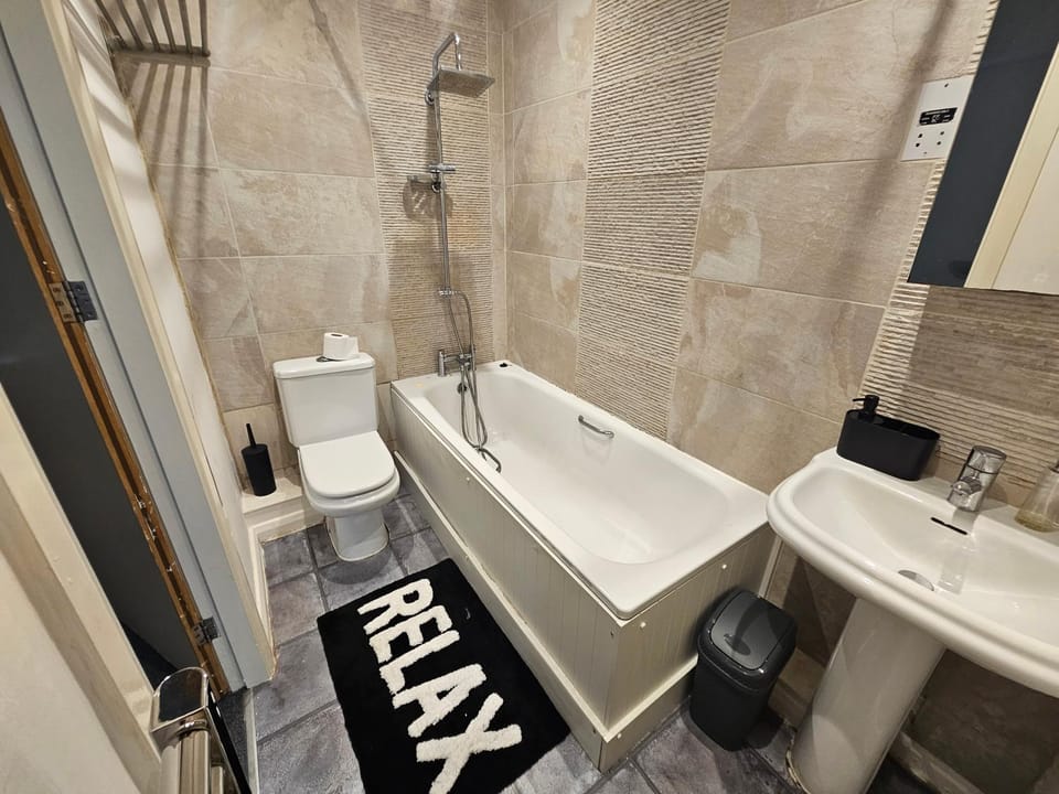 Manchester 4 Bedroom property sleeps 7 Near Etihad and co op live Apartment in Manchester
