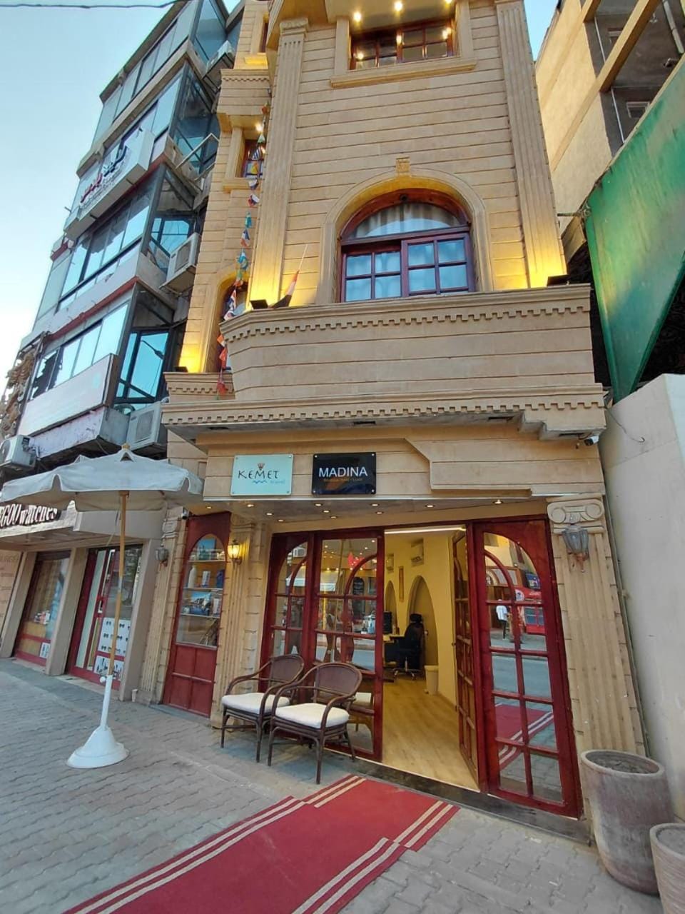 Property building, Facade/entrance, Day, City view, Location