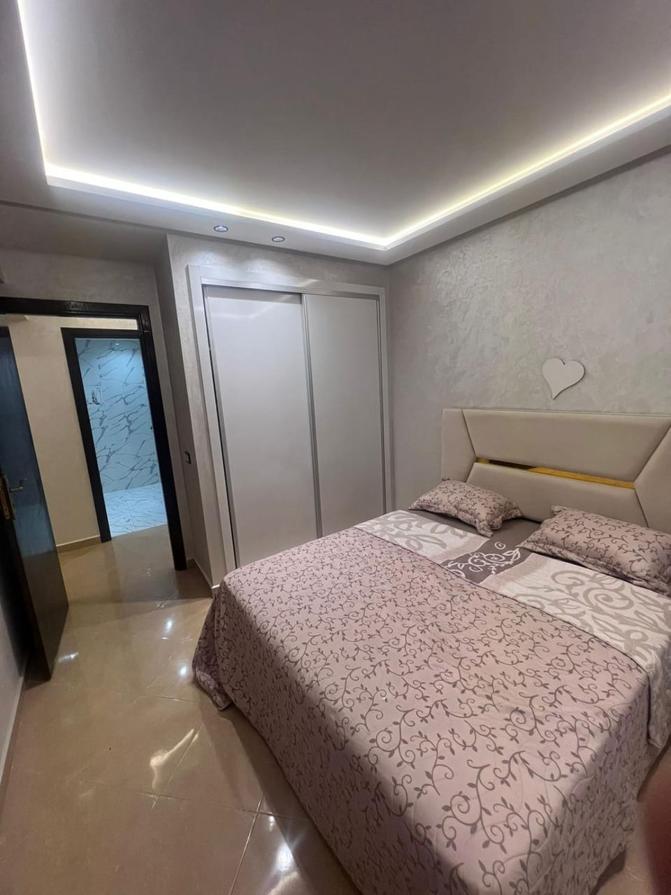 Photo of the whole room, Bedroom, wardrobe