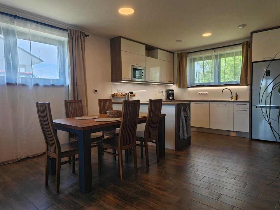 Kitchen or kitchenette, Dining area
