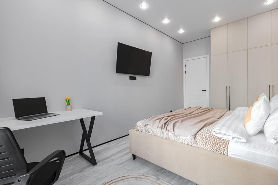 Photo of the whole room, Bedroom, wardrobe