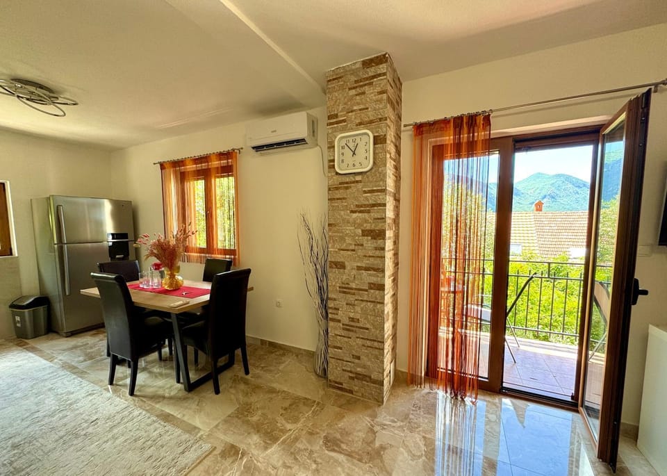 Natural landscape, View (from property/room), Balcony/Terrace, Kitchen or kitchenette, Living room, Seating area, Dining area, oven, air conditioner
