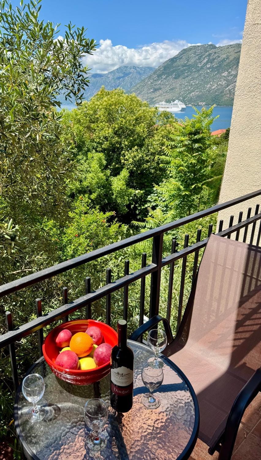 Day, Natural landscape, View (from property/room), Balcony/Terrace, Dining area, Mountain view, Sea view