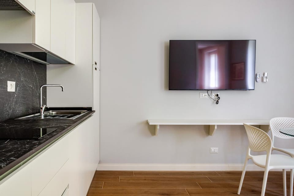 TV and multimedia, Kitchen or kitchenette, Dining area, stove