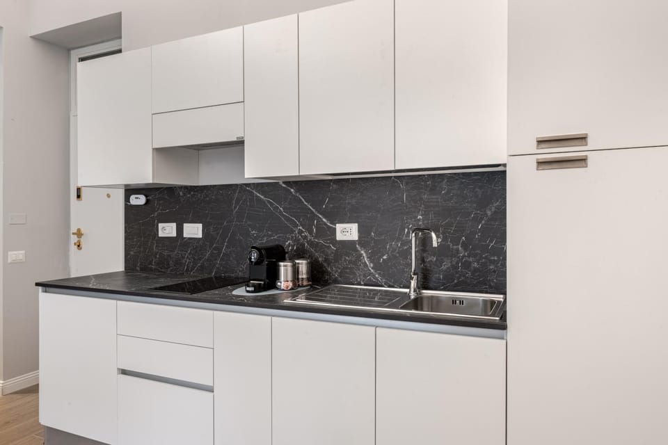 Coffee/tea facilities, Kitchen or kitchenette, dishwasher, stove