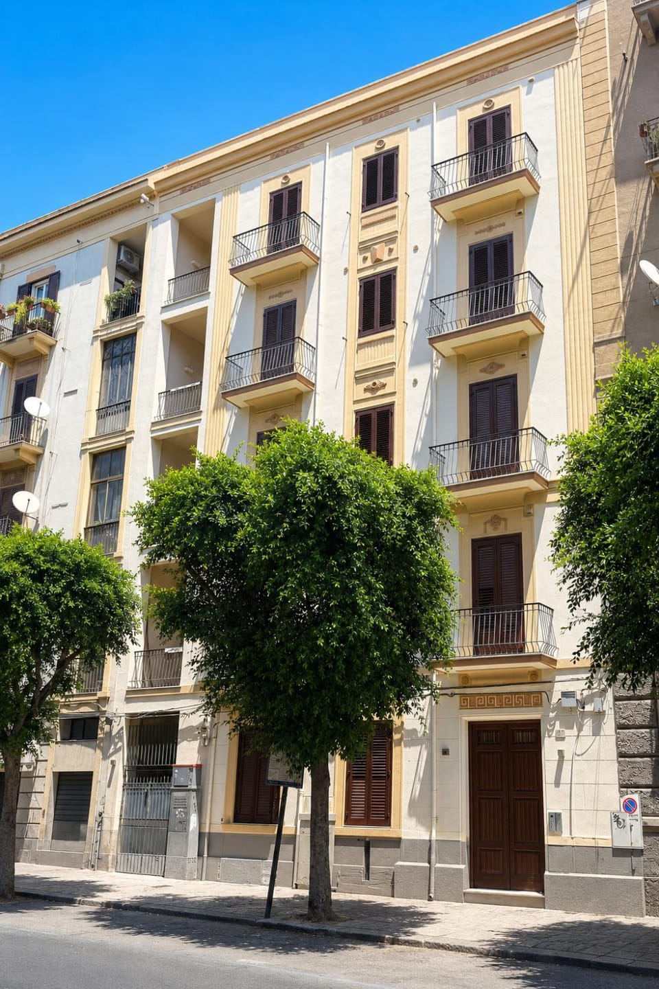 Property building, Street view, Location