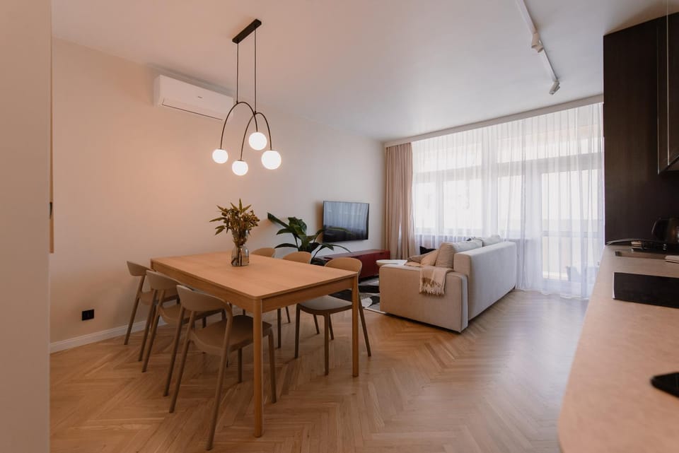 TV and multimedia, Living room, Seating area, Dining area