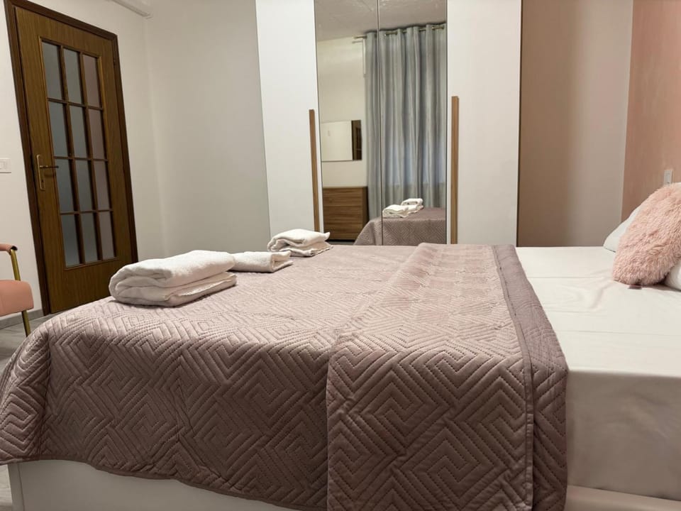 Bed, Photo of the whole room, Bedroom, towels