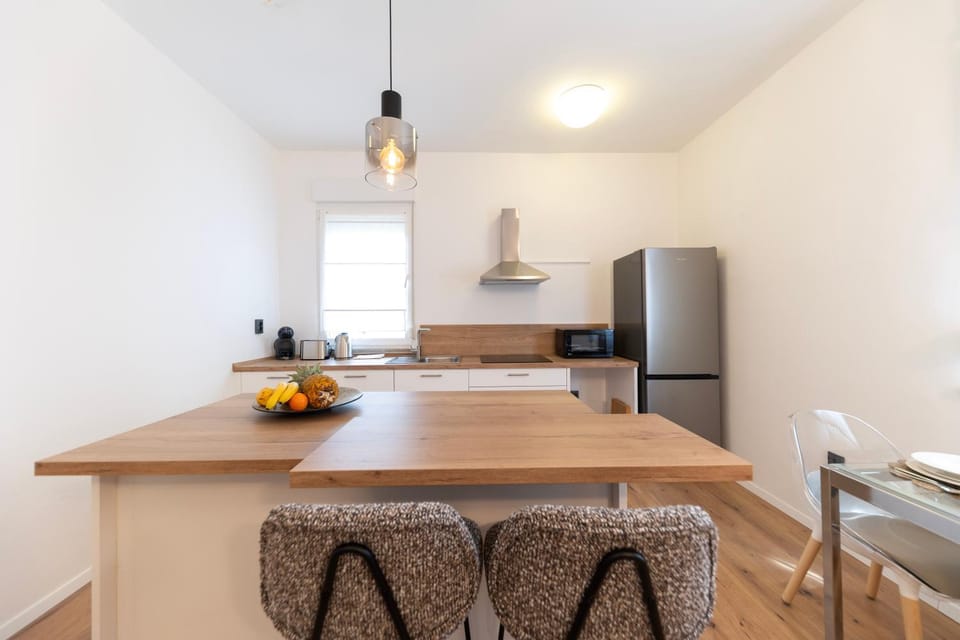 Kitchen or kitchenette, Dining area, minibar, stove