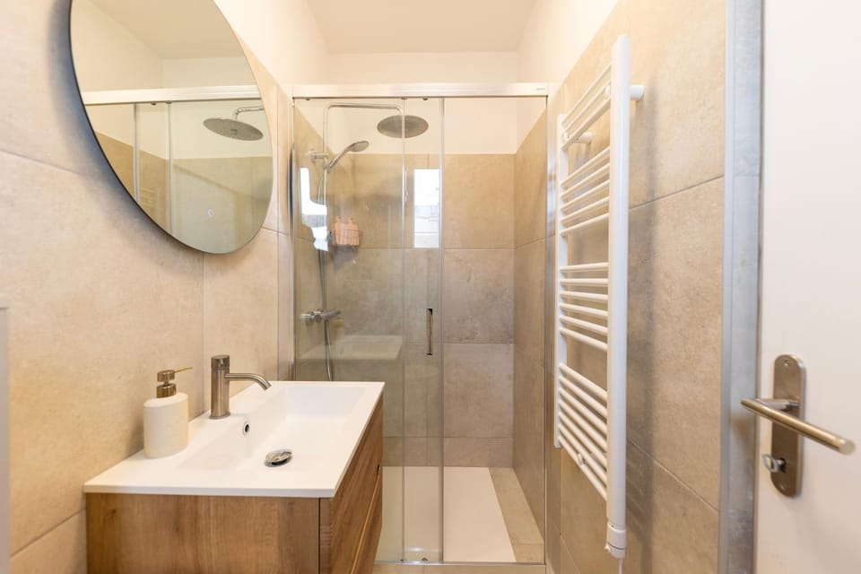 Shower, Bathroom, towels