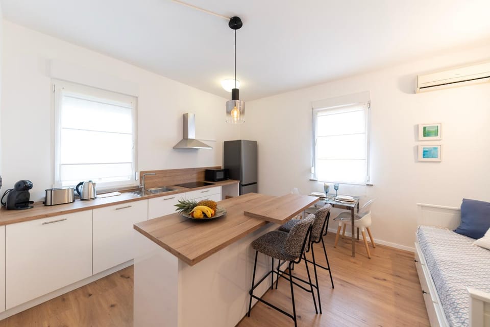 Kitchen or kitchenette, Dining area, oven