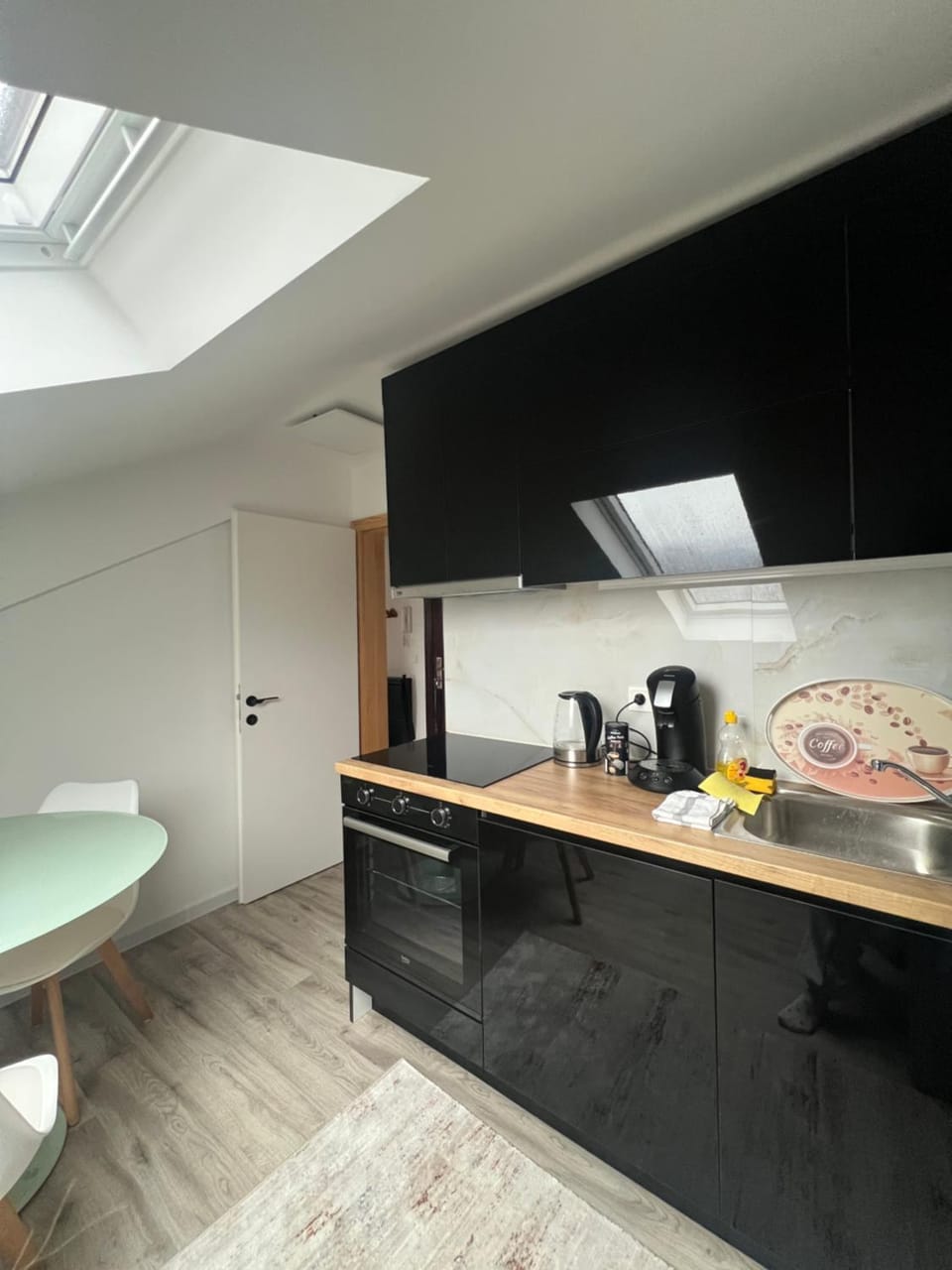 Coffee/tea facilities, Kitchen or kitchenette, stove