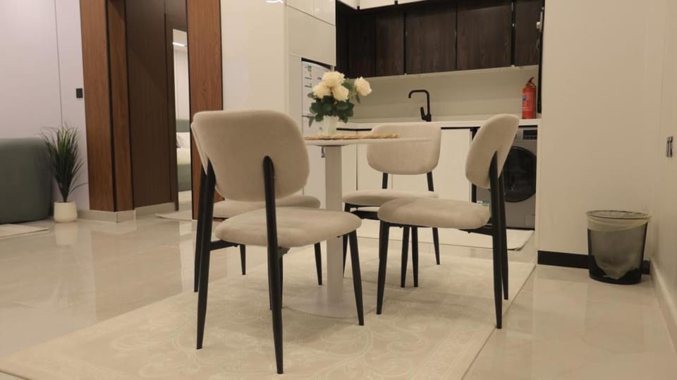 Kitchen or kitchenette, Living room, Seating area, Dining area