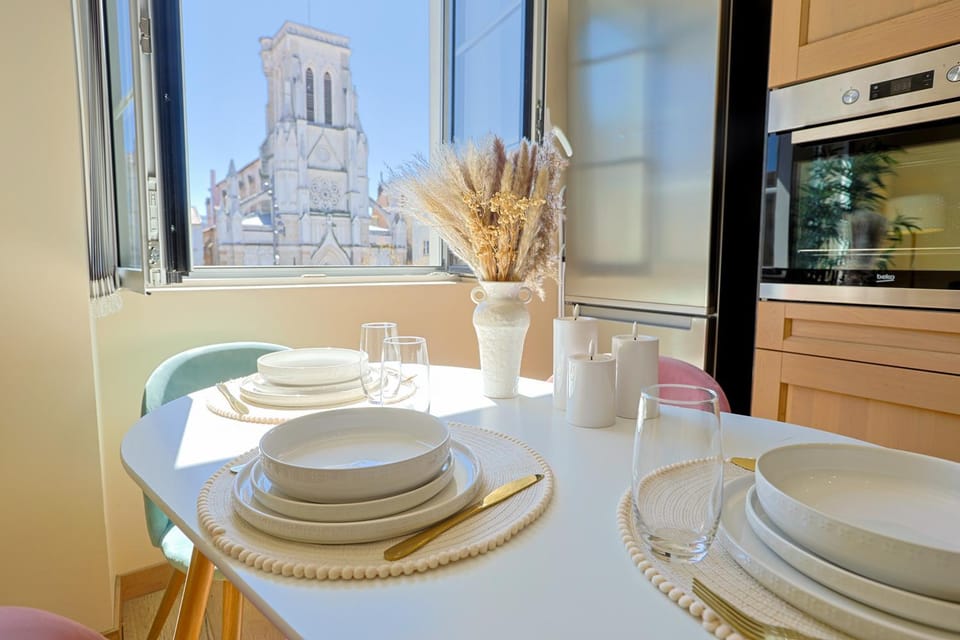 View (from property/room), Dining area, Landmark view
