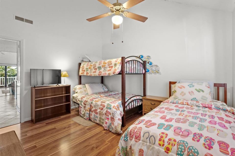 Airy Condo w/ Loft for 8! Bay Tree 24B House in Little River