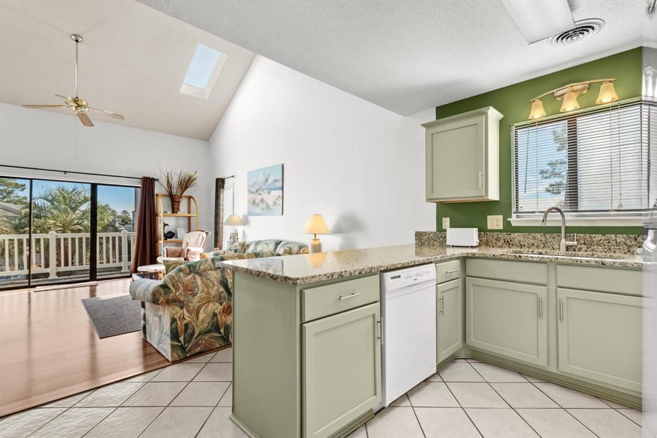 Airy Condo w/ Loft for 8! Bay Tree 24B House in Little River