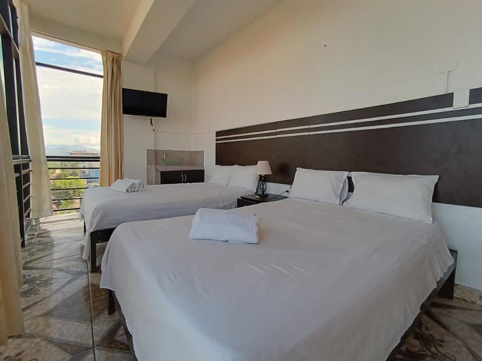Bed, TV and multimedia, Photo of the whole room, Bedroom