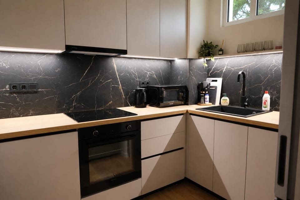 Coffee/tea facilities, Kitchen or kitchenette, microwave, kitchen