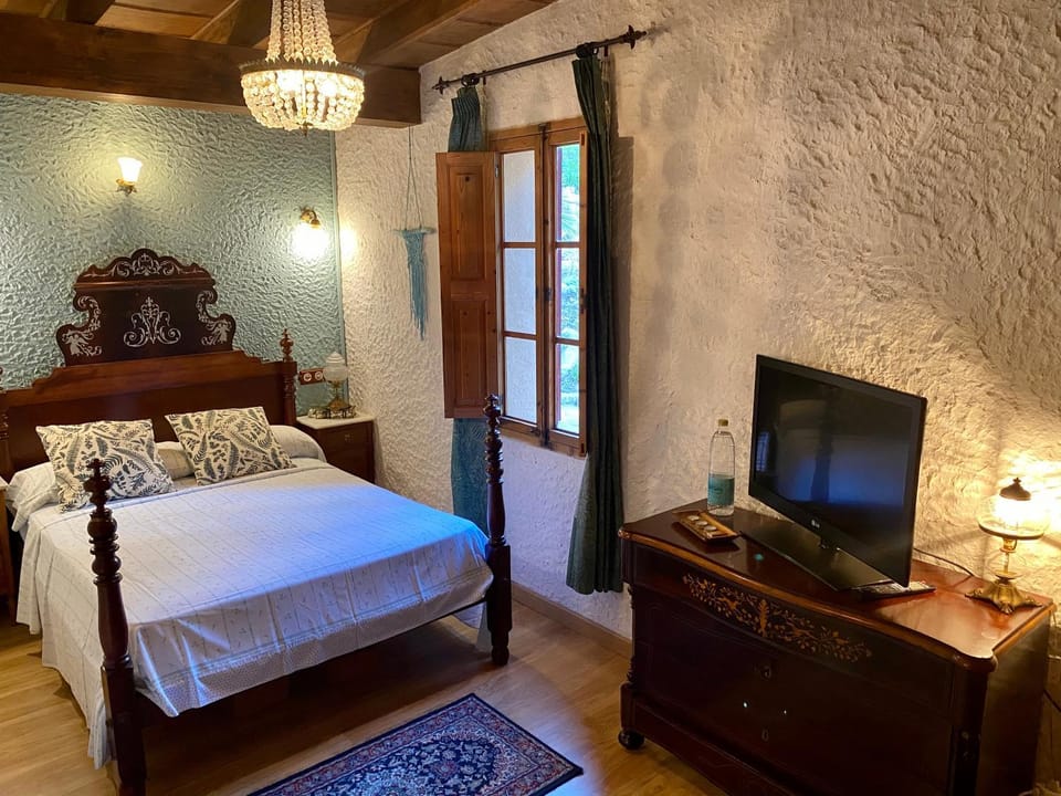Bed, TV and multimedia, Bedroom