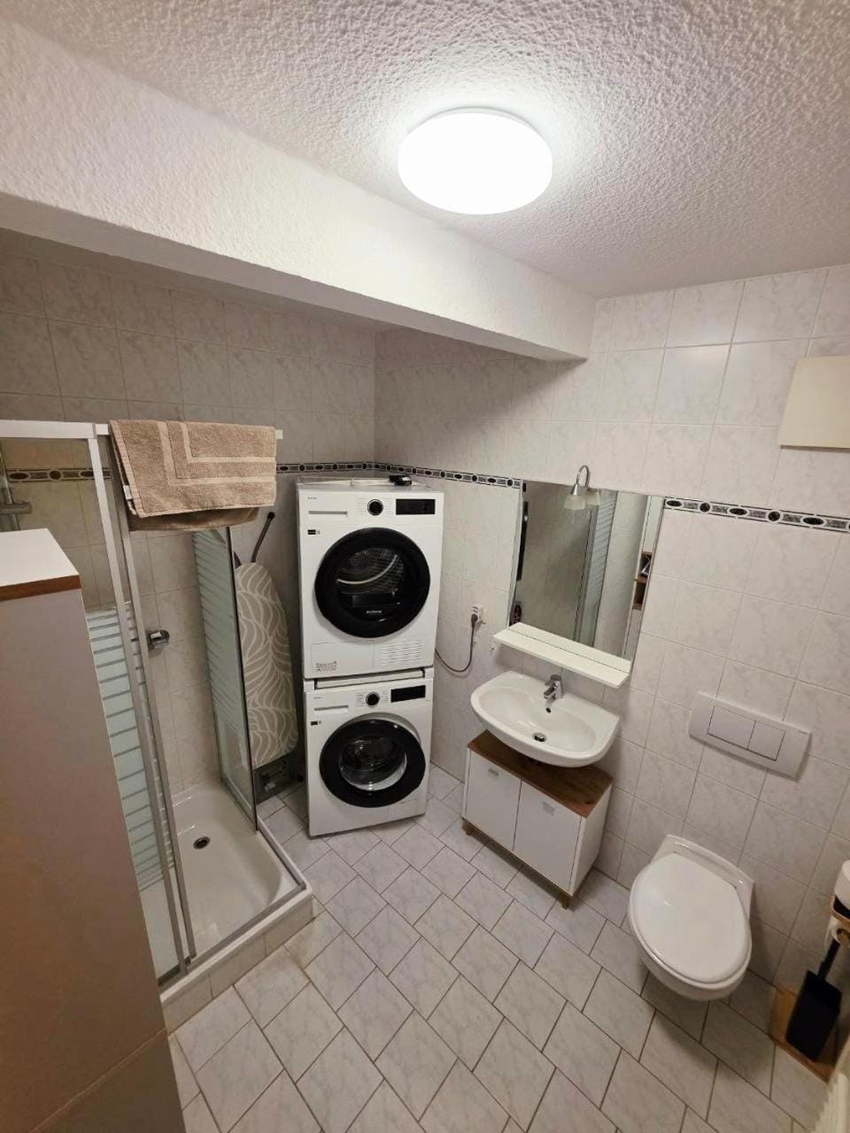 Shower, Toilet, Bathroom, flat iron, hair dryier, heating, internet, internet, washing machine, dryer, acessibility