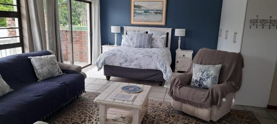 Bed, Living room, Photo of the whole room, Seating area, Bedroom