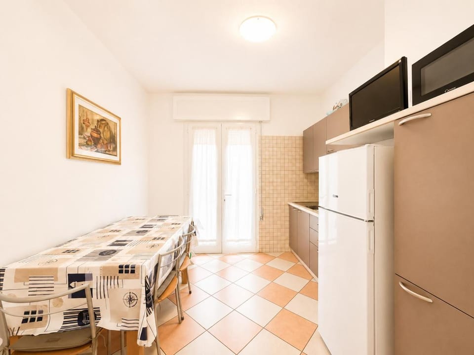 Dining area, Lunch, kitchen