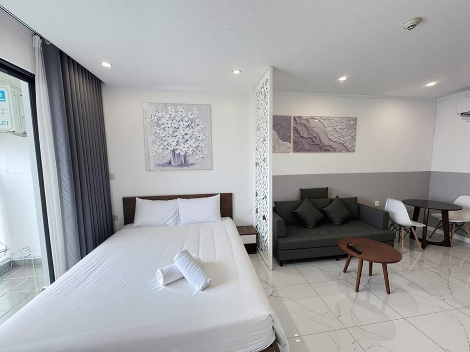 Bed, Living room, Photo of the whole room, Seating area, Bedroom