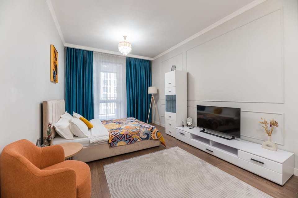 Bed, TV and multimedia, Living room, Seating area, Bedroom