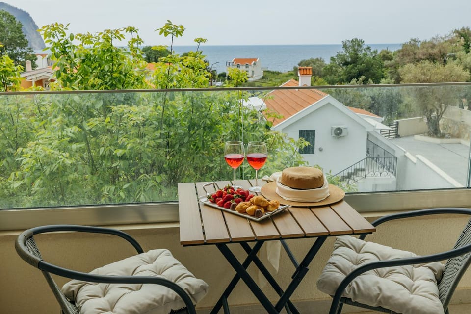 Natural landscape, View (from property/room), Balcony/Terrace, Food, Sea view, Drinks