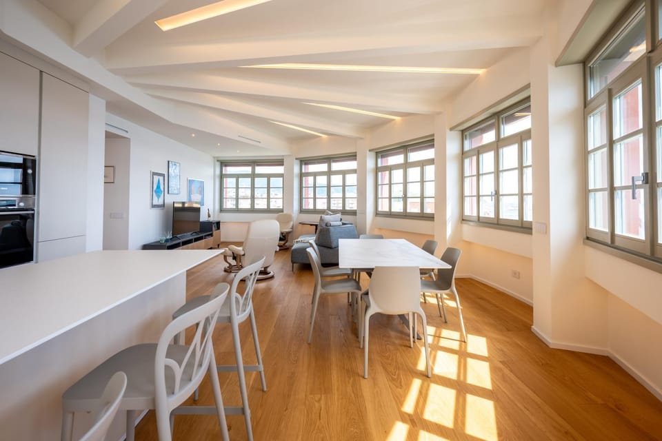 TV and multimedia, Living room, Seating area, Dining area