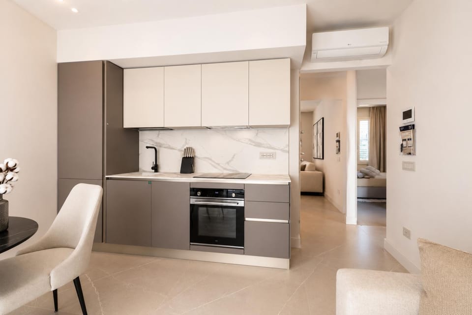 Coffee/tea facilities, Kitchen or kitchenette, Living room, oven, stove, toaster, air conditioner
