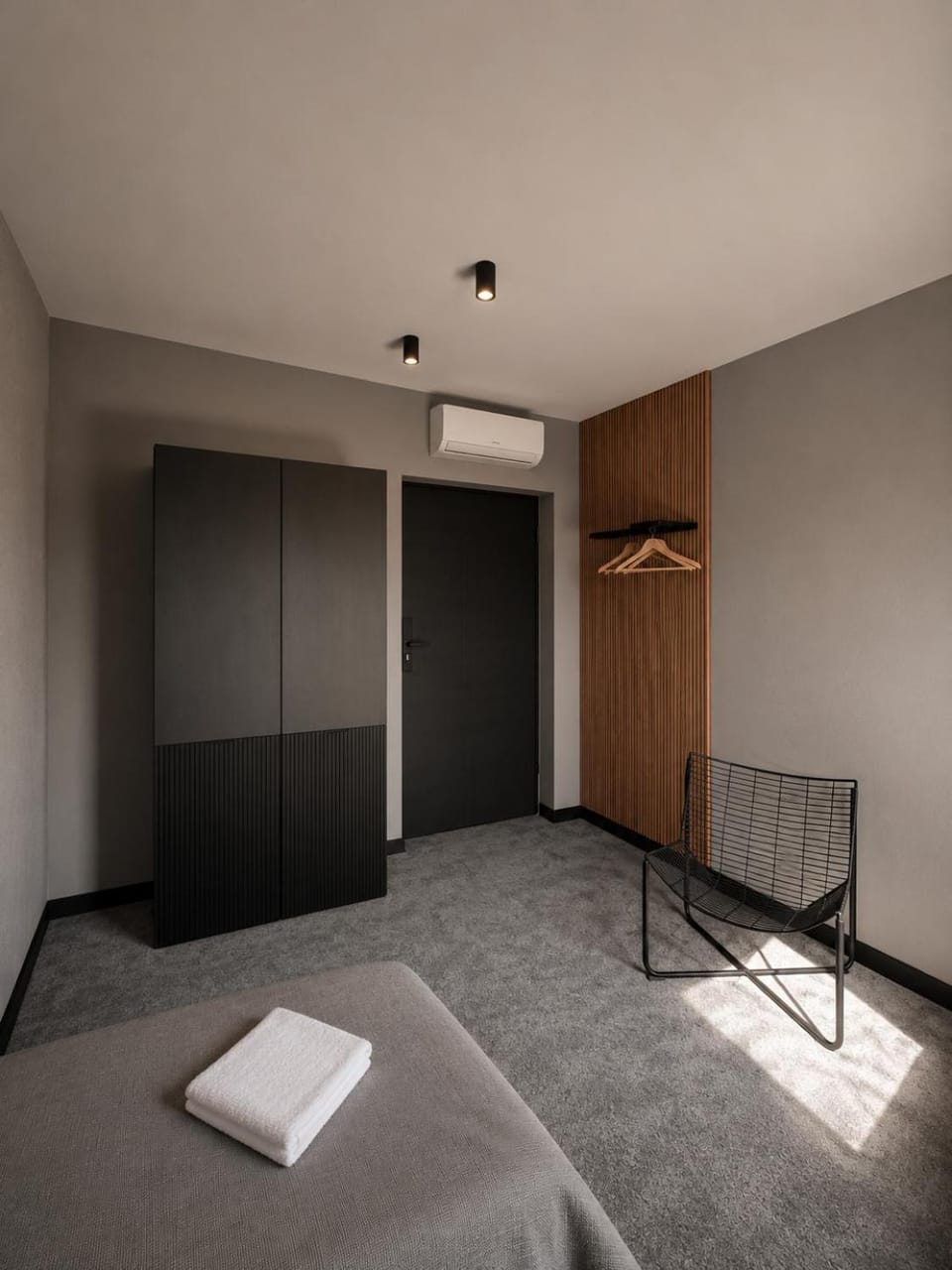 Photo of the whole room, Bedroom, wardrobe