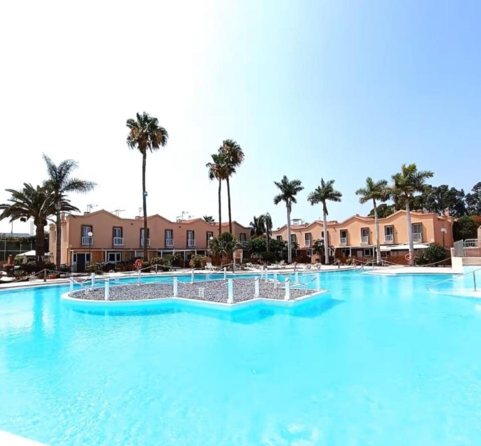 Day, Swimming pool