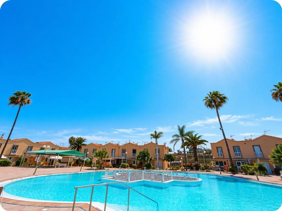 Day, Swimming pool