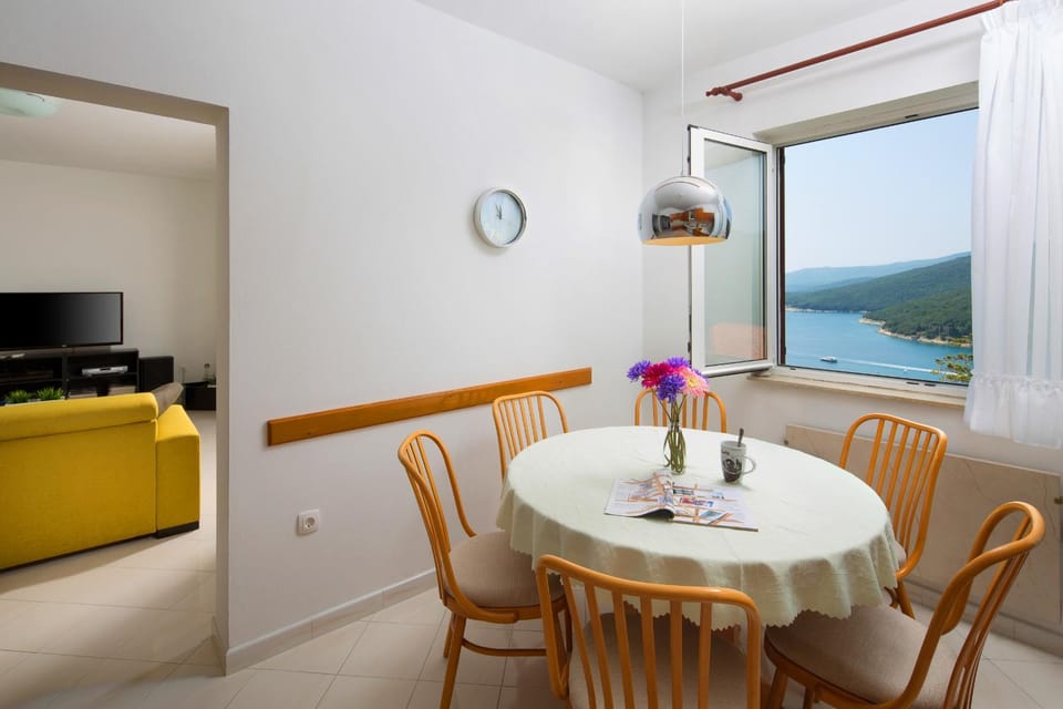 Kitchen or kitchenette, Dining area, Landmark view, Sea view