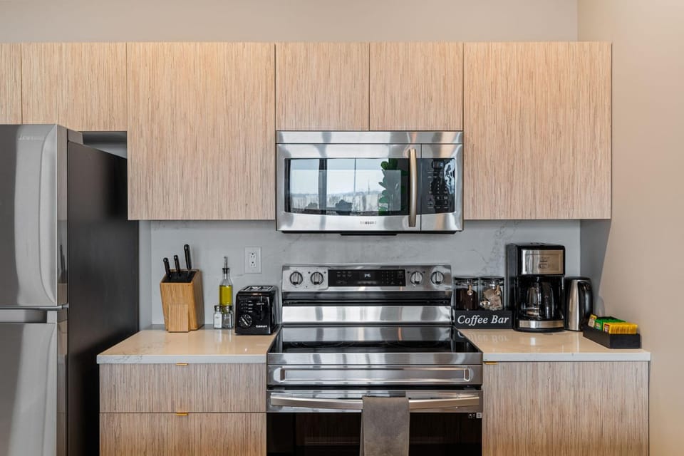Coffee/tea facilities, Kitchen or kitchenette, oven, stove, toaster, kitchen