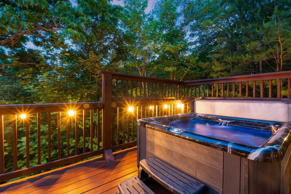 Smoky Honeymoon Cabin with Sauna, Hot Tub & Cinema Cabin in Sevier County