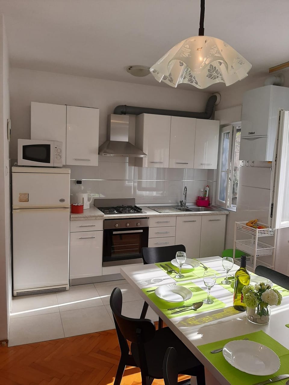 Kitchen or kitchenette, Dining area