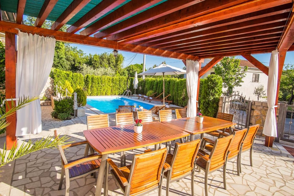 Dining area, Swimming pool