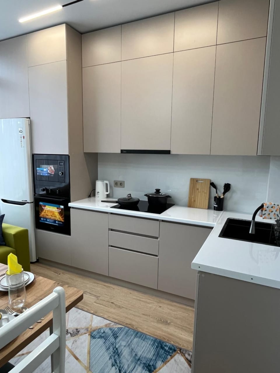 Coffee/tea facilities, oven, stove