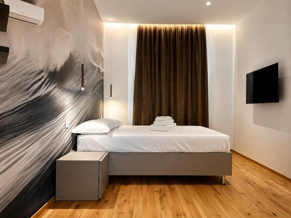 Communal lounge/ TV room, Bed, TV and multimedia, Photo of the whole room, Bedroom, air conditioner