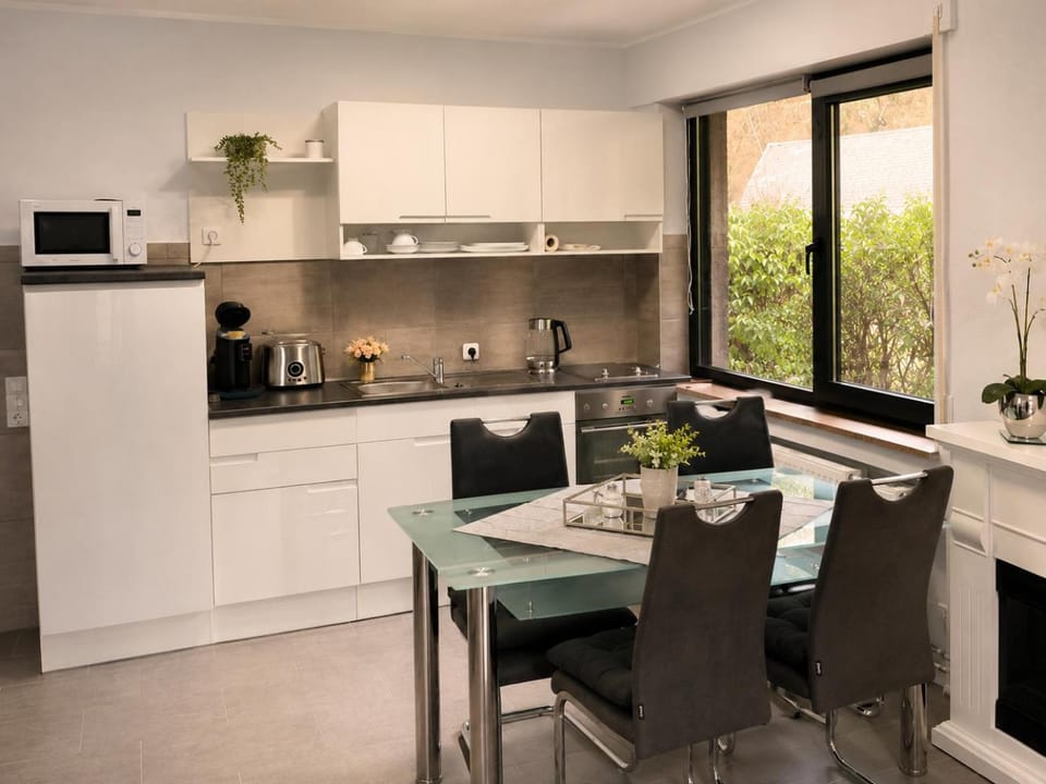 Coffee/tea facilities, Kitchen or kitchenette, Dining area, oven, stove, toaster