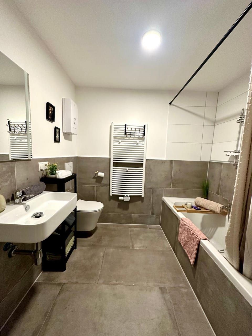 3 Bedroom Apartment near Düsseldorf Messe & Airport 6 Single Beds WiFi Apartment in Duisburg